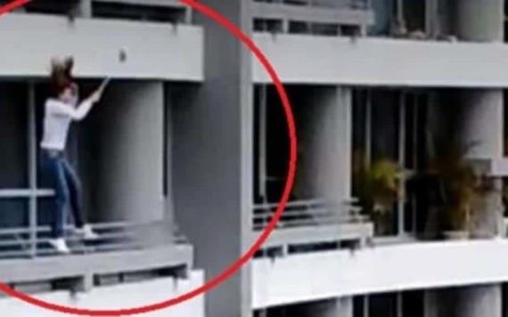Mujer cae desde piso 27 por tomarse una selfie, ADVERTENCIA, IMÁGENES FUERTES