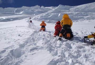 Mueren 9 alpinistas, los aplastó avalancha en el Himalaya