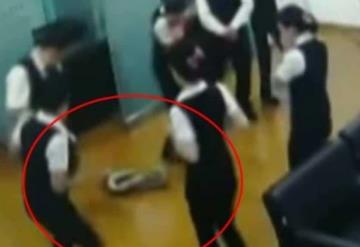 Serpiente cae del techo en medio de una junta de trabajo