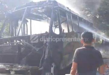 Se incendia autobús en el municipio de Comalcalco