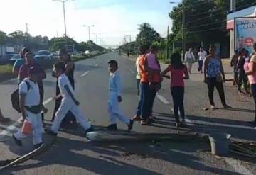 Cierran carretera federal Cardenas-Huimanguillo por falta de maestros 