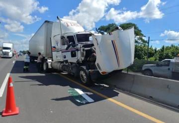 Trailero se queda dormido y se impacta en muro de contención en la Cárdenas a Coatzacoalcos