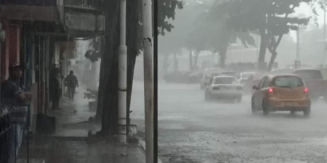 Imágenes de esta tarde de lluvia en Villahermosa, Tabasco