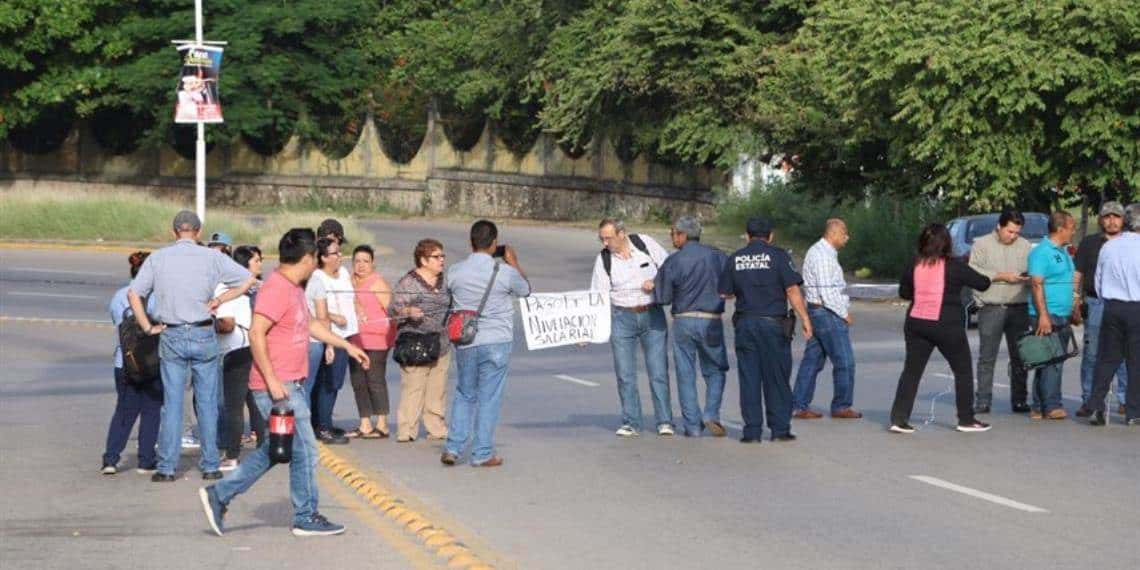Alrededor de 20 personas bloquean Av Gregorio Méndez frente a Setab
