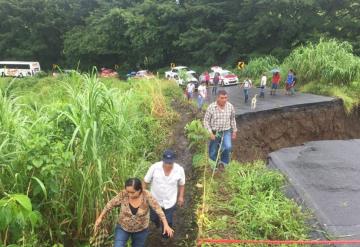 Veracruz y Tabasco incomunicados por socavón