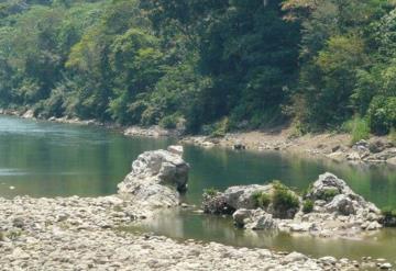 “La dueña” del río Oxolotán atemoriza a pescadores