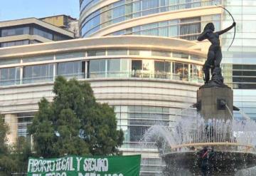 Mujeres protestan en CDMX por un aborto legal y seguro y ponen brazalete verde a la Diana Cazadora