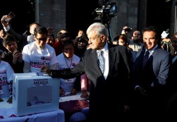 Acude AMLO a emitir su voto como parte de la consulta ciudadana sobre el NAIM