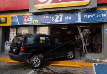 Mujer se metió al Oxxo con todo y camioneta, sucedió en Cárdenas