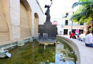 Sucia y con basura se encuentra la fuente de la Corregidora en Villahermosa