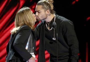 Maluma besa a la doctora Ana María Polo en premiación