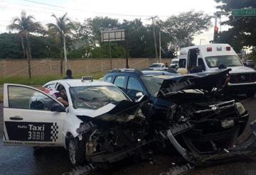 Aparatoso accidente en avenida Samarkanda en la colonia carrizal