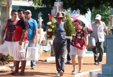 #FOTOGALERÍA Villahermosinos acuden al panteón central de la ciudad