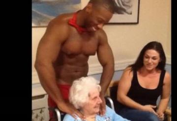 Abuelita celebra cumpleaños número 89 con baile de strippers