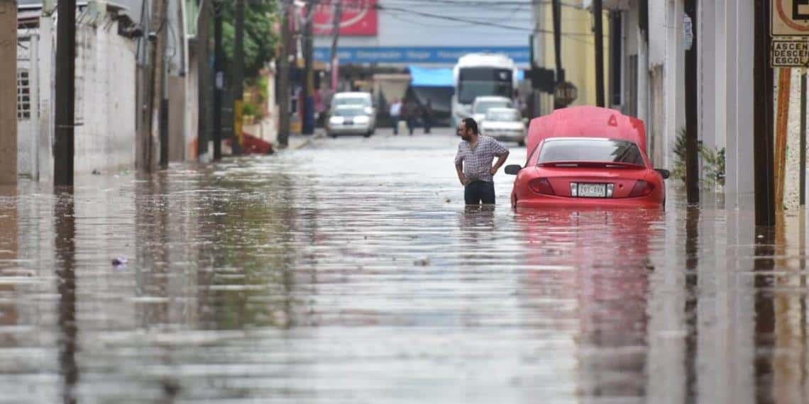 Lluvias causan inundaciones en Villahermosa