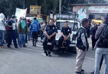 #VÍDEO Bloqueadores detienen y amarran a agentes de la Policía Federal en tramo Comitán - Trinitaria