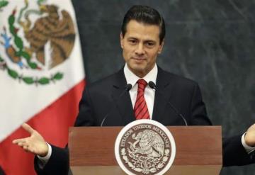 Fuerzas Armadas condecoran a Peña Nieto por su visión de estado