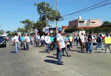 Trabajadores de vectores marchan por Villahermosa y ocasionan caos vial