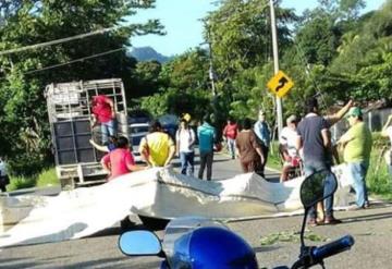 Habitantes bloquean carretera Teapa-Pichucalco