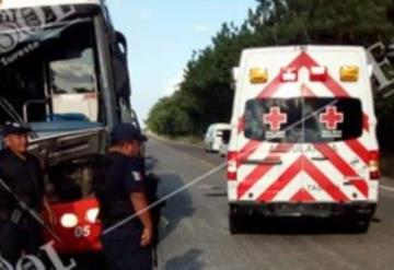 Chocan tráiler y autobús; saldo preliminar: un muerto