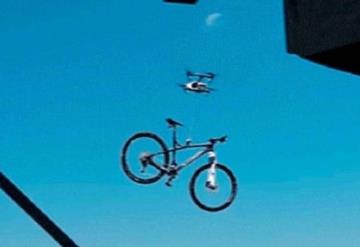 Ladrón se lleva una bicicleta con ayuda de un dron