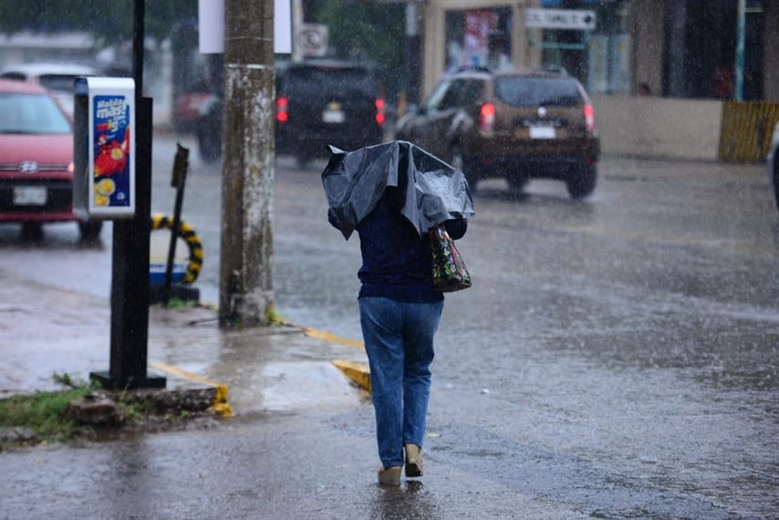 Frente frío número 10 se hace presente en Tabasco, capitalinos viven las primeras lluvias del día
