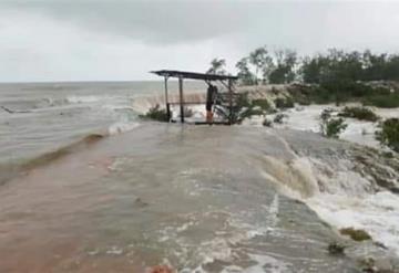 Zonas incomunicadas en Cárdenas luego de que se uniera laguna con el mar