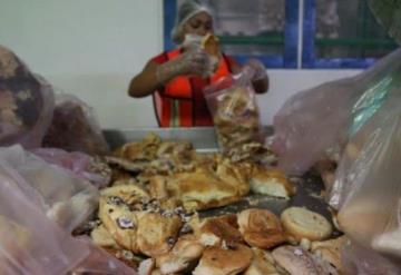 Migrantes aburridos de sandwich quieren pizzas y refrescos