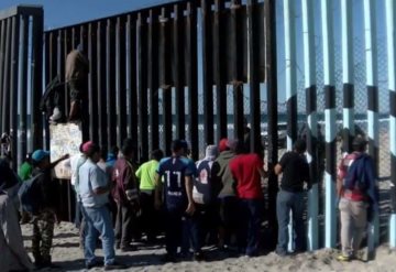 Migrantes saltaron el muro y se entregaron a Patrulla Fronteriza en Tijuana