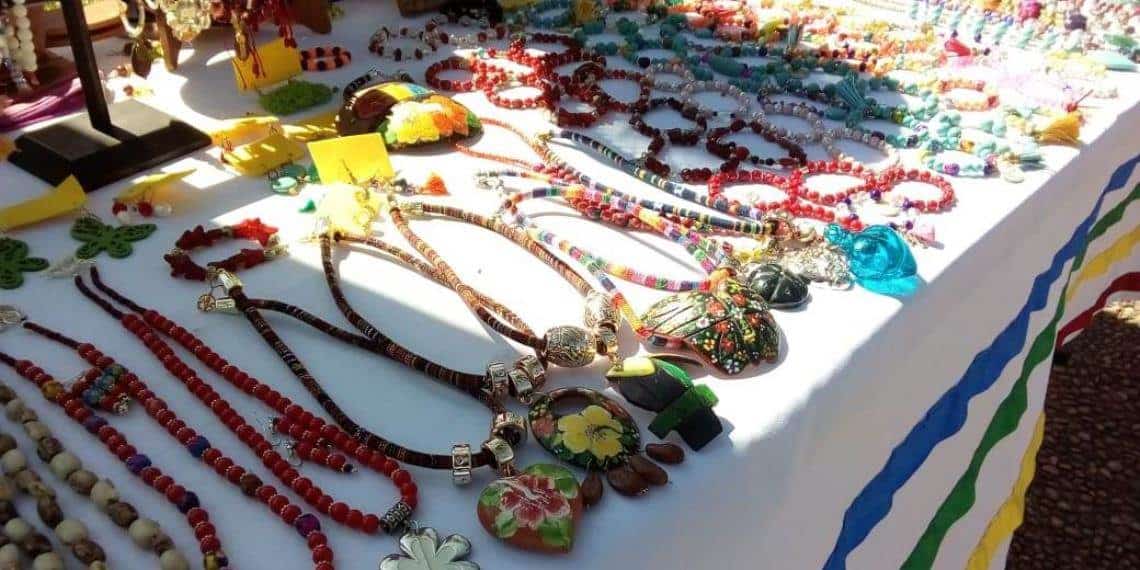 Artesanos ofrecen sus productos en el Paseo de las Palmas