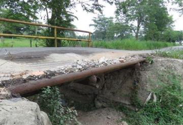 Puente tubular de Cunduacán a punto de colapsar