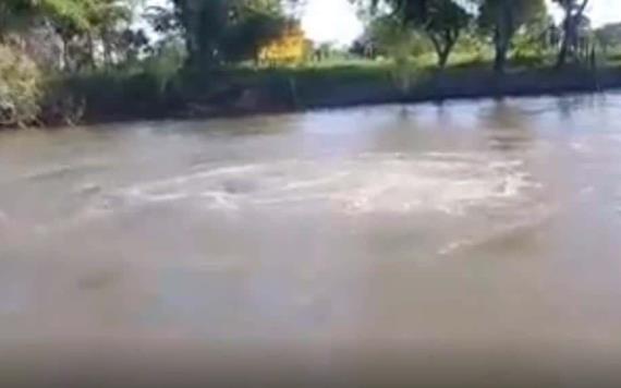 Incontrolable y peligrosa fuga de gas crudo en el río San Pedro en Jonuta
