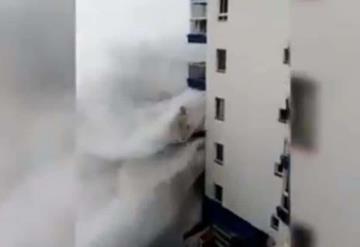 ¡Impactante! Olas de 6 metros de altura golpean edificio en isla de España