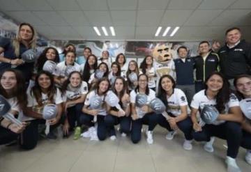 Jugadoras de Pumas Femenil reciben coches como premio por calificar a Liguilla