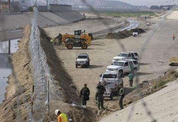 Estados Unidos bloquea cauce del río Tijuana por migrantes