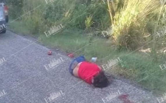 Mujer pierde la vida al caer de motocicleta en carretera Jalpa de Méndez