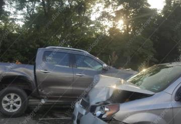 Fuerte accidente en la Comalcalco – Villahermosa, tres vehículos involucrados