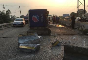 Vuelca tráiler de la Pepsi en carretera Villahemosa - Frontera