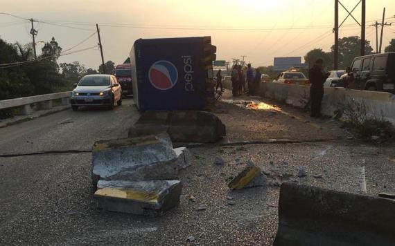 Vuelca tráiler de la Pepsi en carretera Villahemosa - Frontera