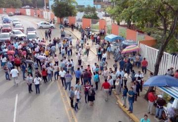 Más de 100 maestros mantiene bloqueado Av Méndez frente a SETab