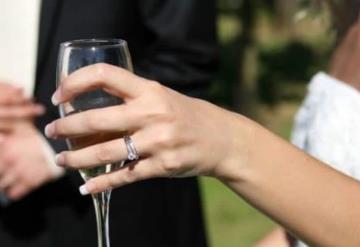 Este hombre pidió matrimonio a su novia con anillo colocado en su parte íntima