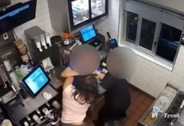 #VIDEO Golpean a empleada de McDonalds por olvidar servir catsup