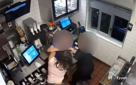 #VIDEO Golpean a empleada de McDonalds por olvidar servir catsup