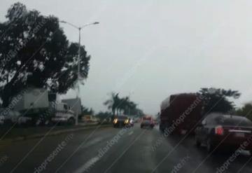 Salida de tráiler en la carretera Macuspana a Villahermosa