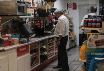 AMLO causa revuelo al bajarse por un café al OXXO