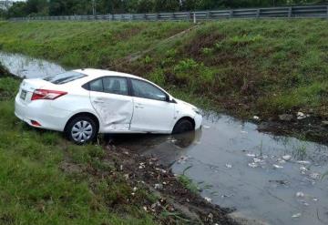 Automovilista pierde el control y se sale de la carretera Cárdenas-Agua Dulce