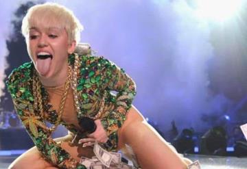 Miley Cyrus regresa a la ´vida loca´ y culpa a su mamá