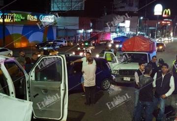 Aparatoso accidente en Ruiz Cortines; varios carros involucrados