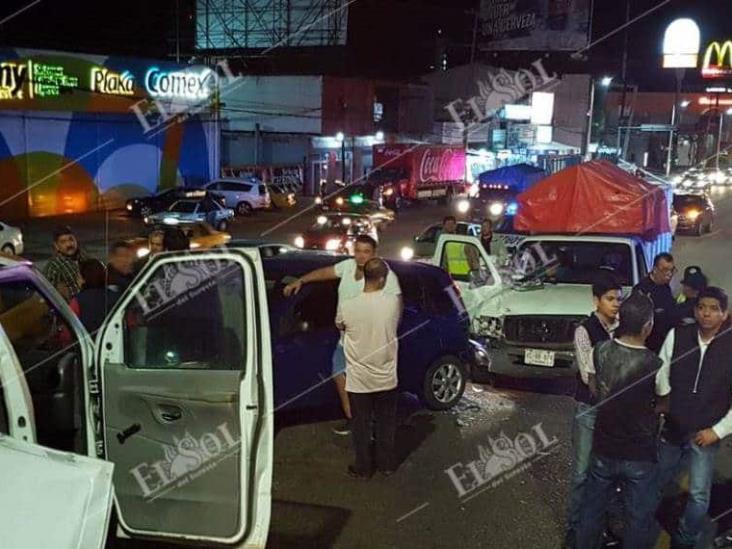 Aparatoso accidente en Ruiz Cortines; varios carros involucrados