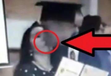 Por error profesora besa en la boca a su alumno; esta fue la reacción del joven